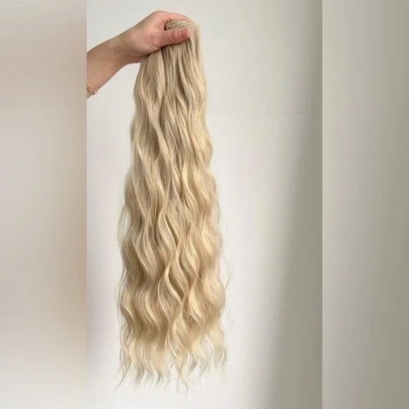 24 In Clip in light Ash Blonde Wavy Hair Extensions - Picture 1 of 7